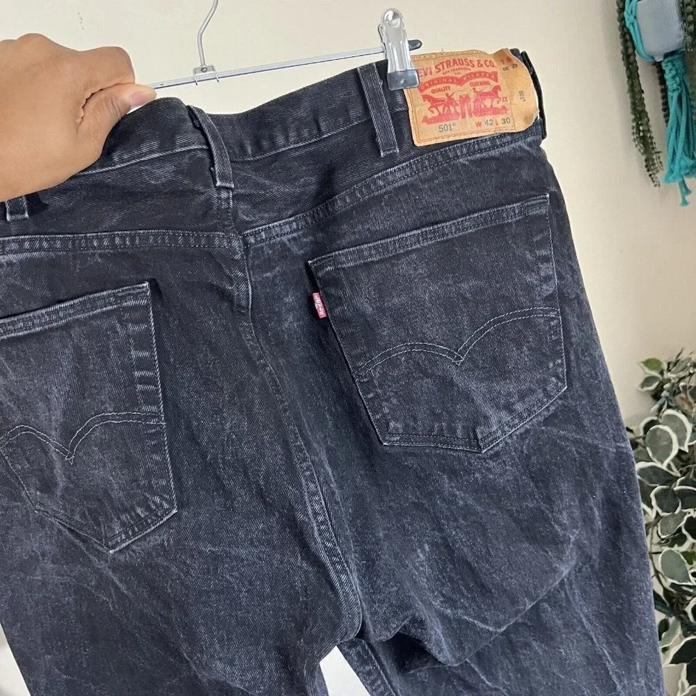 Levi's 501 Straight Leg Button Fly Jeans Mens Size 42x30 Black Washed